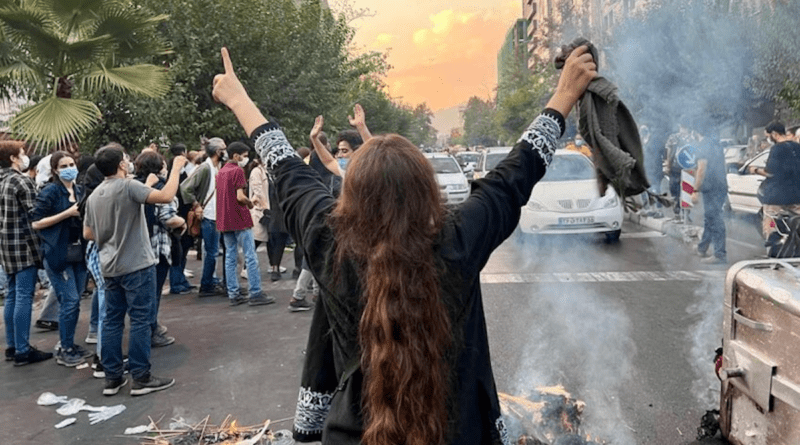 تحولات السياسة الاجتماعية في إيران: قراءة في تراجع حضور شرطة الأخلاق تحولات السياسة الاجتماعية في إيران: قراءة في تراجع حضور شرطة الأخلاق