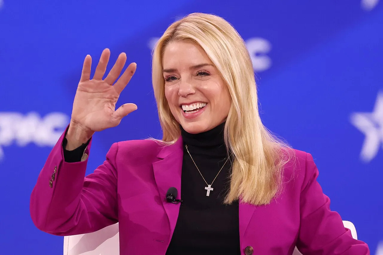 إقالة بام بوندي: إعادة تشكيل وزارة العدل الأمريكية بين تسييس العدالة وصراع المؤسسات