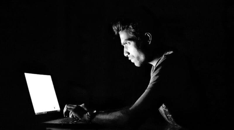 انهيار الثقة في الحقائق: كيف نفهم التحقق من المعلومات على الإنترنت؟