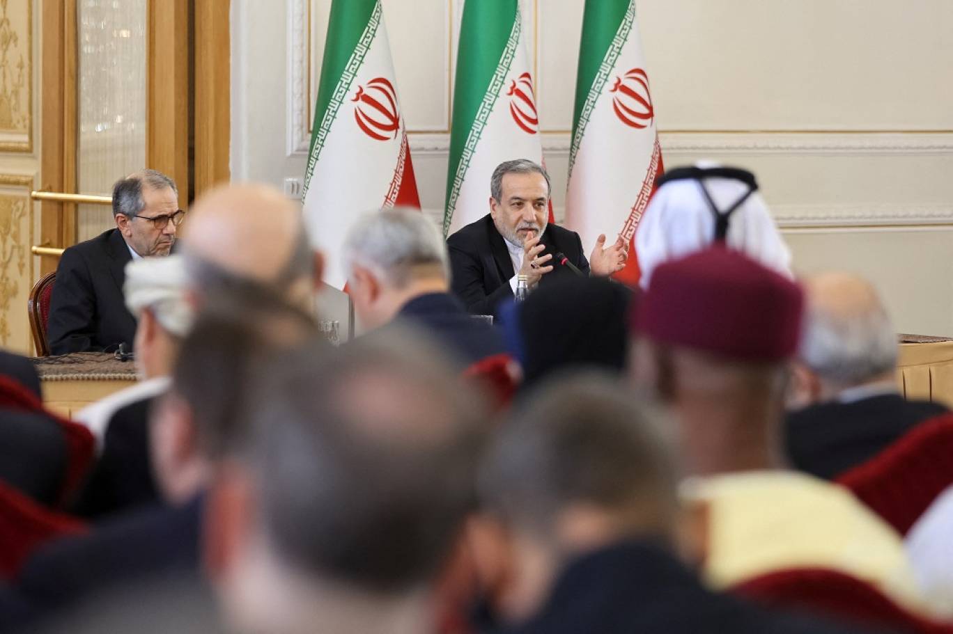 طهران في مواجهة الغرب... مناورة